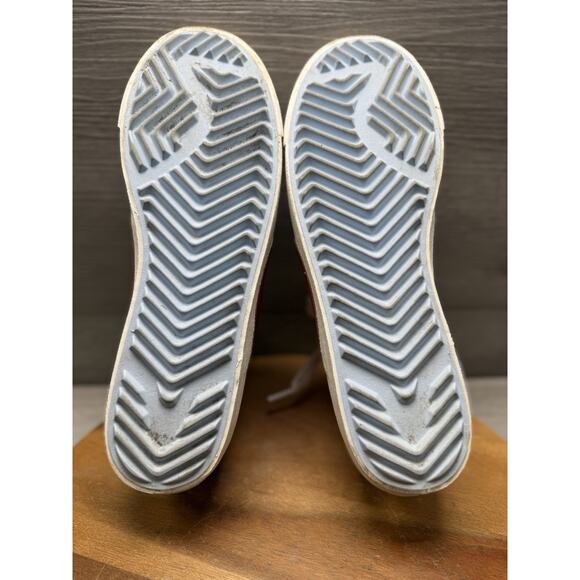 Athletic_Shoes
